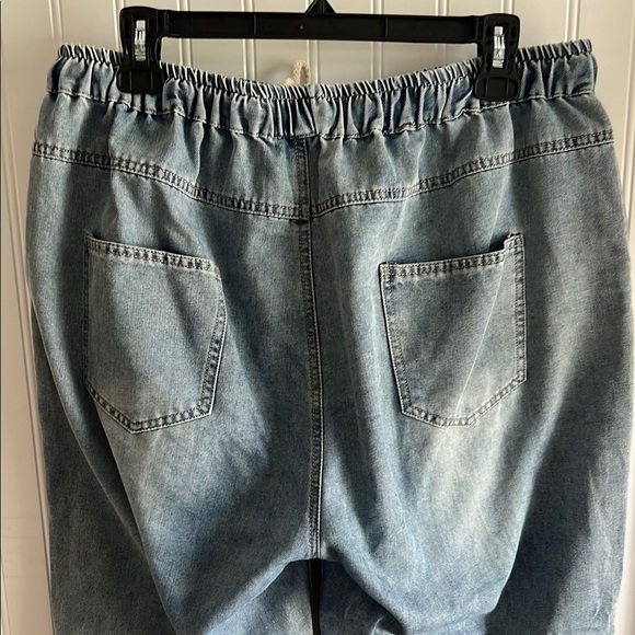 Casual Blue Denim Cropped Jeans - Picture 4 of 4